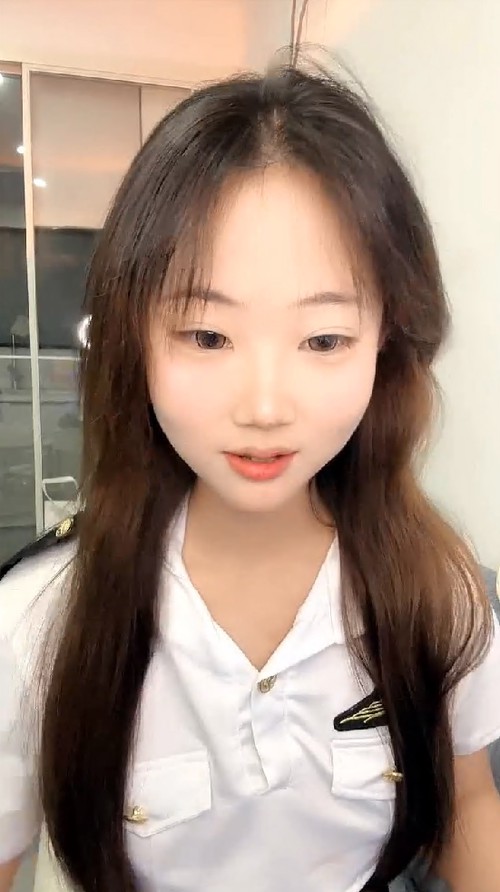 穿制服的小美女，全程露脸性感脱衣艳舞诱惑，粉嫩干净水又多的逼逼很是刺激，跟狼友互动撩骚听指挥揉奶玩逼